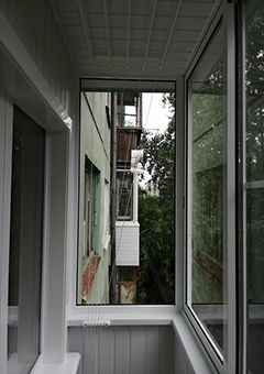 Остекление балкона с отделкой в хрущевке - фото 7